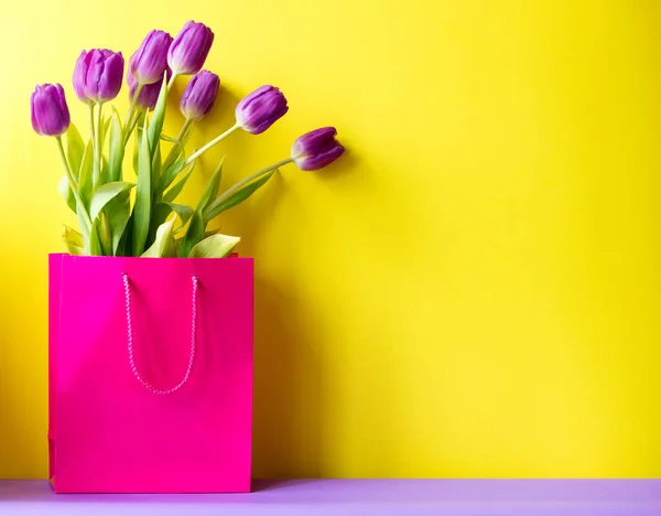Tulipanes en bolsa —  Fotos de Stock