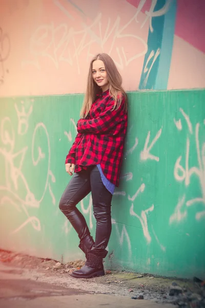 Hermosa chica cerca de la pared de graffiti — Foto de Stock