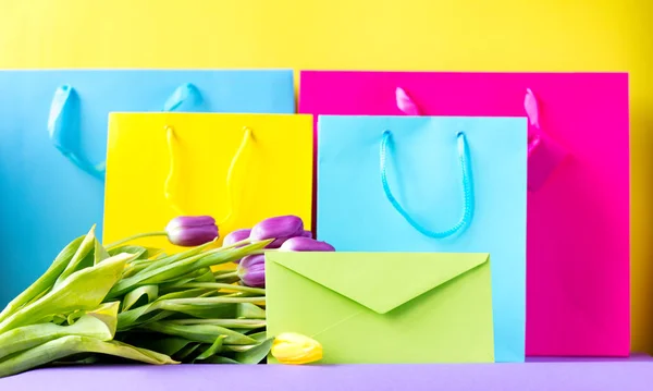Einkaufstaschen mit Umschlag — Stockfoto