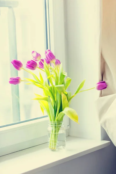 Tulpen im Glas — Stockfoto