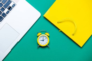 alışveriş çantası ve çalar saat 