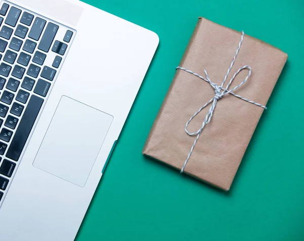 Gift and modern laptop — Stock Photo, Image