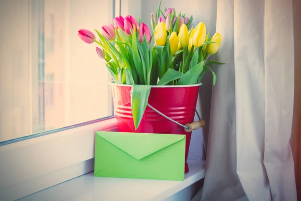 Tulipanes y sobre verde — Foto de Stock