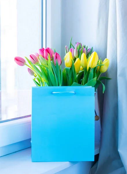 Tulipes et sac à provisions — Photo