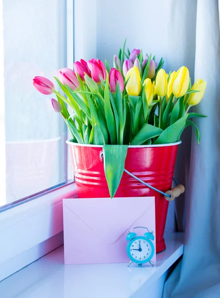 Tulipes et enveloppe mignonne — Photo