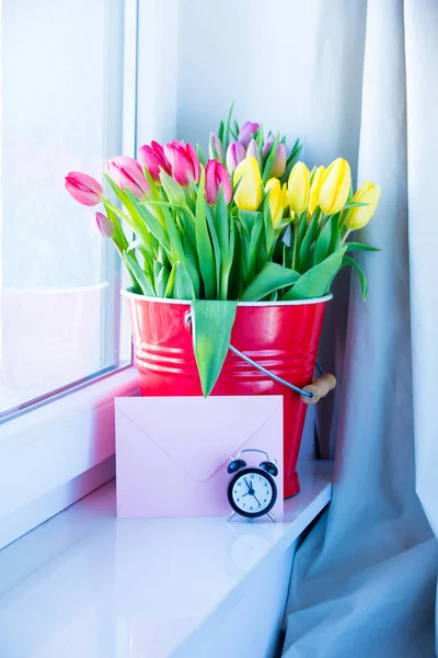 Tulipes et enveloppe mignonne — Photo
