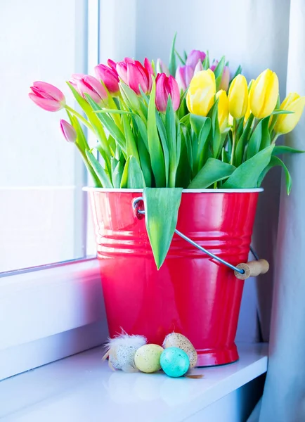Tulipes dans un seau et oeufs — Photo