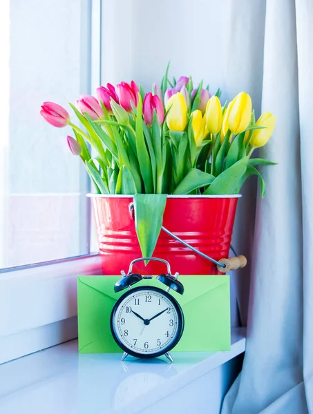 Tulips and green envelope — Stock Photo, Image