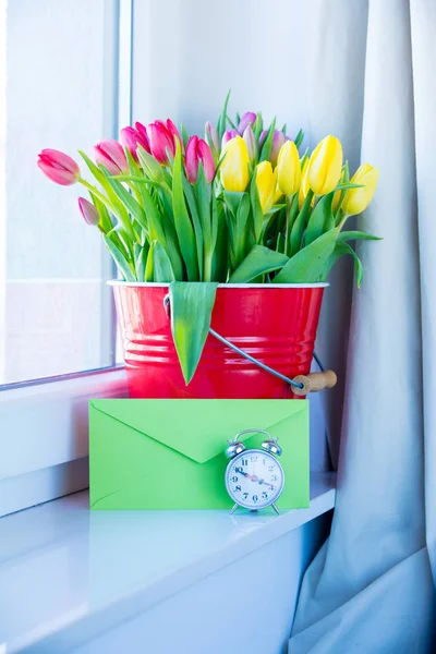 Tulpaner och gröna kuvert — Stockfoto