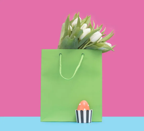 Торгова сумка з тюльпанами та великоднім яйцем — стокове фото