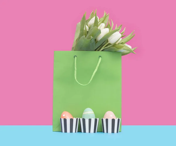 Shoppingväska med tulpaner och påskägg — Stockfoto