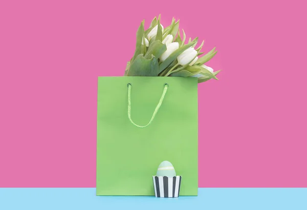 Shopping bag with tulips and easter egg — Stock Photo, Image