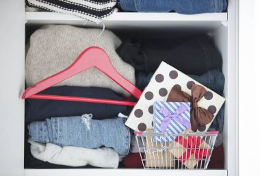 farklı renkli elbise 