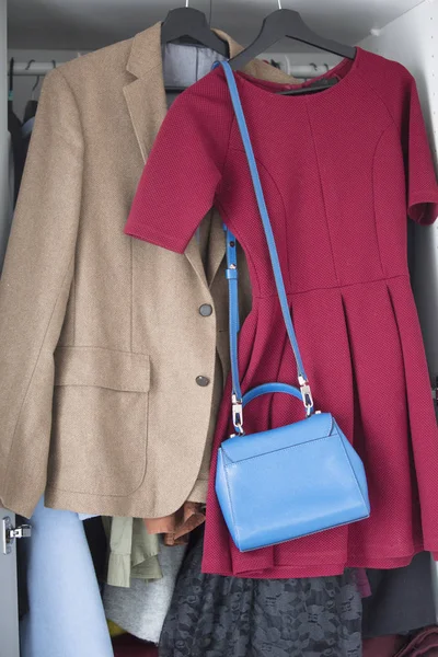 Bruine jas en jurk — Stockfoto