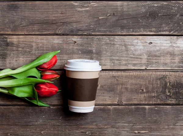 커피와 튤립의 무리의 컵 — 스톡 사진