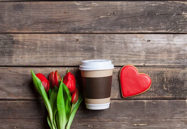 Biscoito, xícara de café e tulipas — Fotografia de Stock