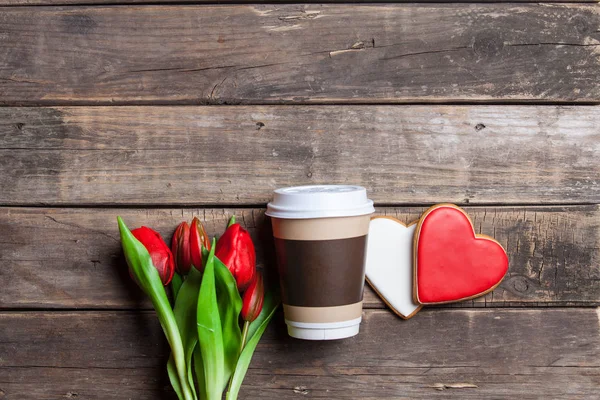 Cookies, kopp kaffe och tulpaner — Stockfoto