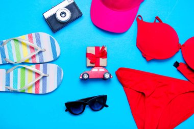 kırmızı bikini mayo ve kap