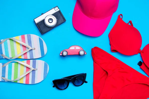 Bikini rojo traje de baño y gorra — Foto de Stock