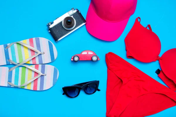 Bikini rojo traje de baño y gorra — Foto de Stock