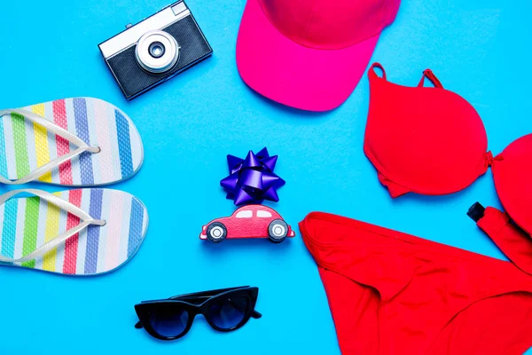 Bikini rojo traje de baño y gorra — Foto de Stock