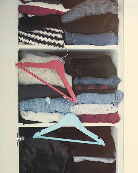 Hermoso armario lleno de ropa — Foto de Stock