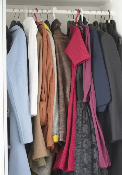 Belo guarda-roupa cheio de roupas — Fotografia de Stock