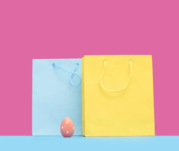 Sacos de compras e ovo de Páscoa — Fotografia de Stock