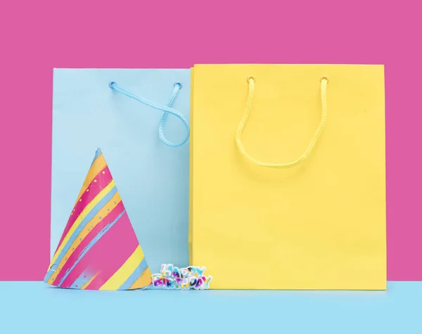 Bolsas de compras y sombrero de cumpleaños — Foto de Stock