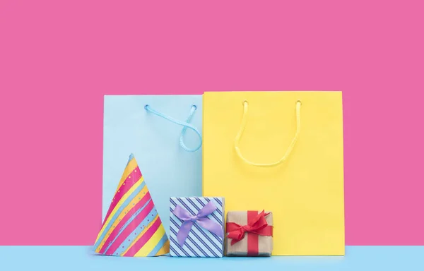 Bolsas de compras y cajas de regalo — Foto de Stock