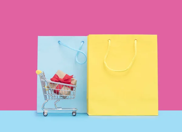Alışveriş torbaları ve alışveriş sepeti — Stok fotoğraf