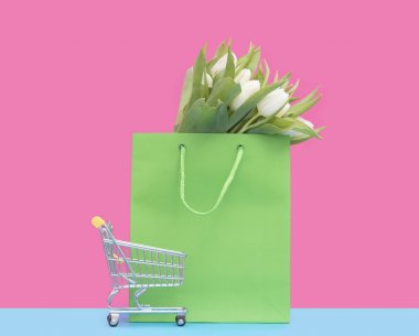 alışveriş çantası içinde beyaz laleler 