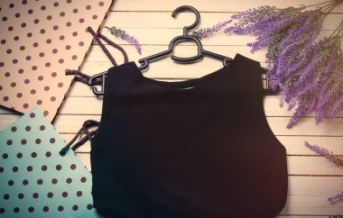 siyah üstte Askı ve alışveriş torbaları