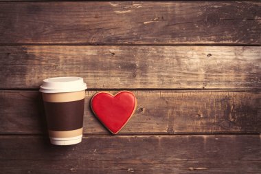 kurabiye ve kahve kalp şeklinde 