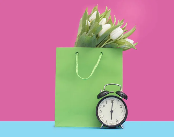 Tulipani bianchi nella shopping bag — Foto Stock