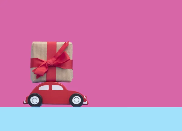 Juguete de coche rojo y caja de regalo — Foto de Stock