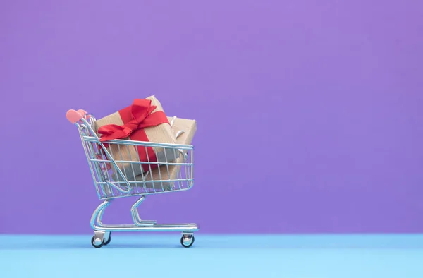 Cajas de regalo en el carrito de compras —  Fotos de Stock