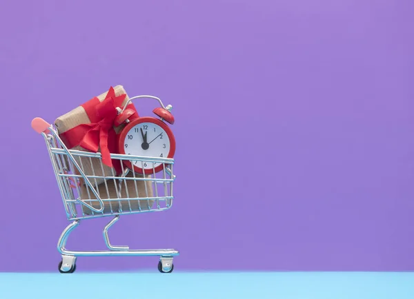 선물 상자와 알람 시계 — 스톡 사진