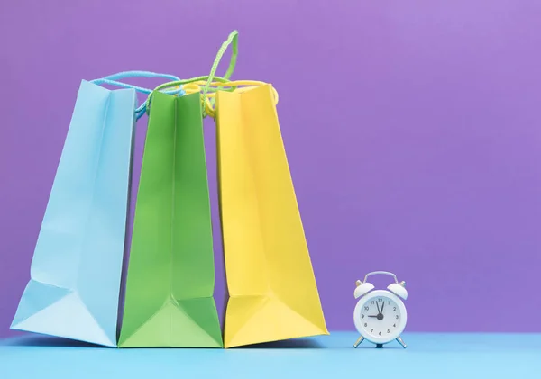 Alışveriş torbaları ve çalar saat — Stok fotoğraf