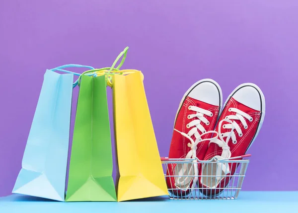 Einkaufstüten und rote Gummischuhe — Stockfoto