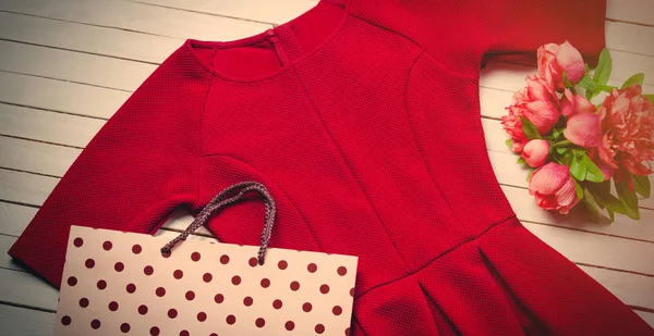 Красное платье и сумка — стоковое фото