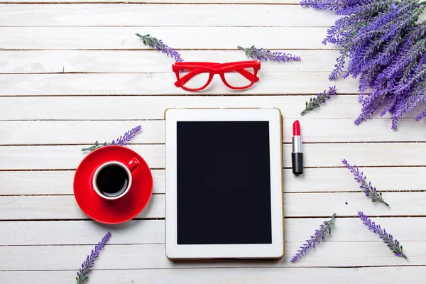 Tasse Kaffee und digitales Tablet — Stockfoto