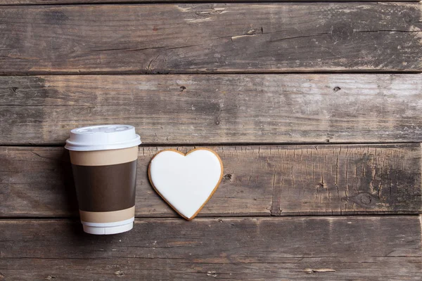 심장 모양의 쿠키와 커피 한잔 — 스톡 사진