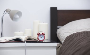 Tablo yakınındaki yatakta rahat yatak