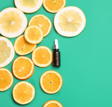 Serum şişesi ve portakal dilimleri