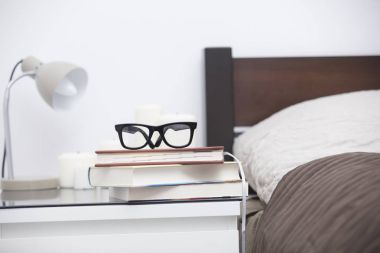 Tablo yakınındaki yatakta rahat yatak