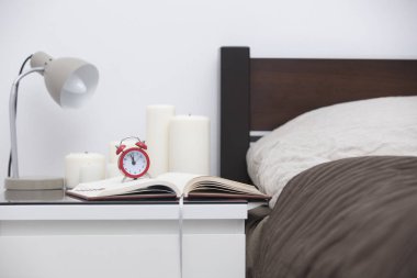 Tablo yakınındaki yatakta rahat yatak