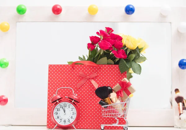 買い物袋でバラの花束 — ストック写真