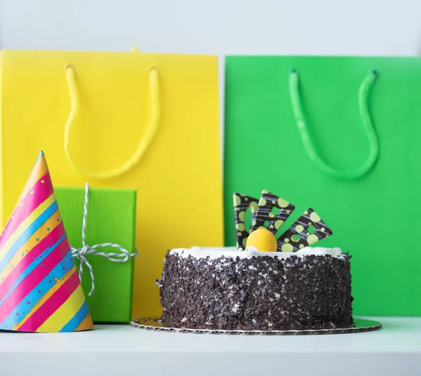 Heerlijke chocolade cake en boodschappentassen — Stockfoto