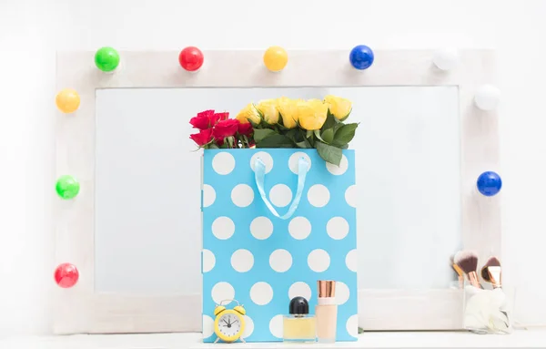 Bunch of roses in shopping bag — Stock Photo, Image